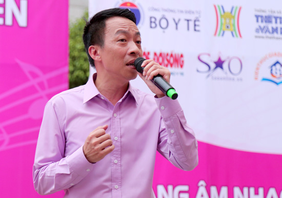 Famous singers at “Bringing music to hospital” programme in Quang Ninh
