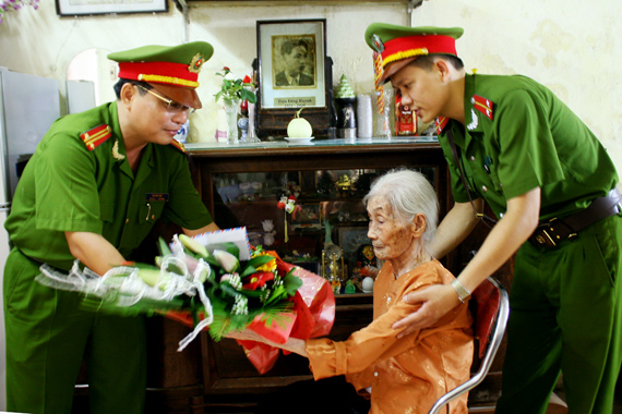 Hình ảnh chiến sỹ Công an vì nhân dân phục vụ