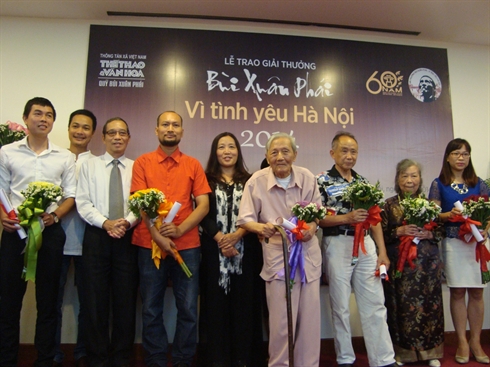Prix Bùi Xuân Phai  Vu Tuân San reçoit le Grand prix