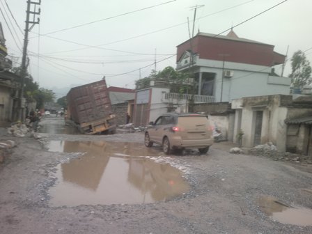 Dân kêu trời vì đường xuống cấp