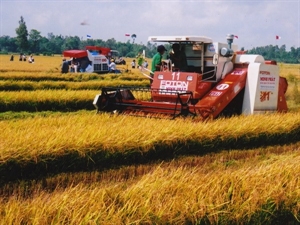 Loans given to Mekong Delta farmers to purchase combines