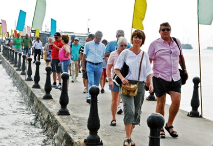 Trên 5,7 triệu lượt du khách đến Quảng Ninh trong 8 tháng đầu năm 2014