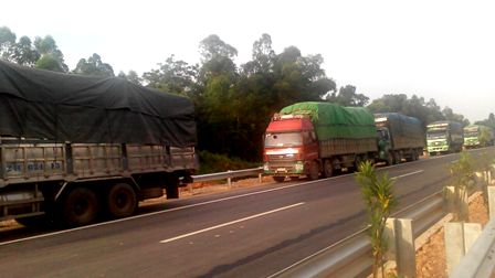 Yên Bái xử lý trên 50 xe tải trọng lớn đi vào đoạn đường đang thi công tuyến cao tốc Nội Bài - Lào Cai