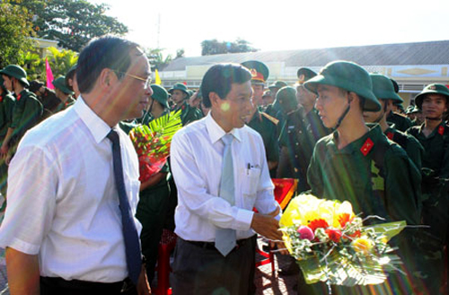 全国各地举行2014年第二批新兵交接仪式