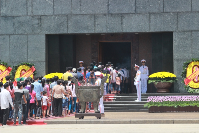 Des milliers de personnes visitent le mausolée du président Ho Chi Minh à l’occasion de la Fête nationale