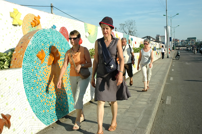 Ceramic mosaic along the Red river dike to be preserved