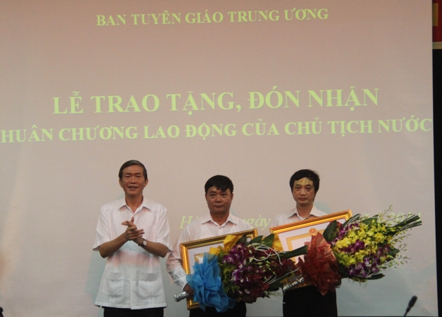 Presenting Labour Order to cadres of PCC Commission of Popularization and Education