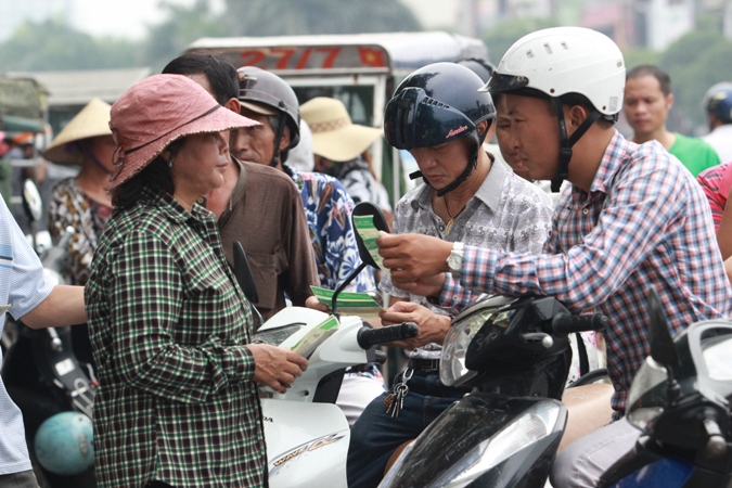 Vé chợ đen công khai mua bán trước cổng VFF