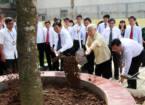 Các đồng chí lãnh đạo chung vui lễ khai trường với học sinh Thủ đô