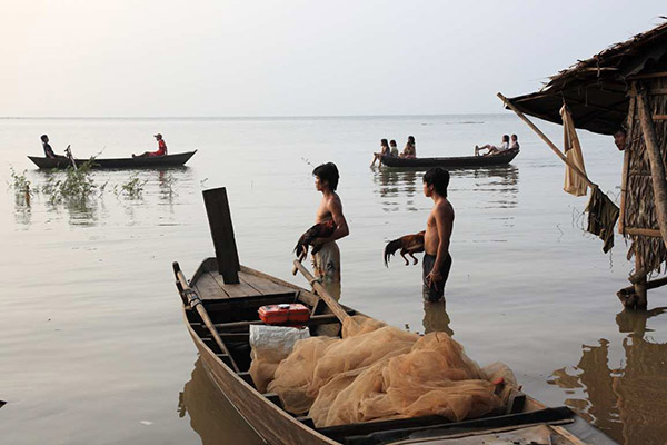 Triển lãm ảnh “Cuốn theo dòng nước”