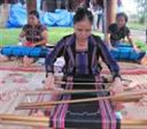 Le tissage zeng de l’ethnie minoritaire Ta Oi, un futur patrimoine culturel immatériel