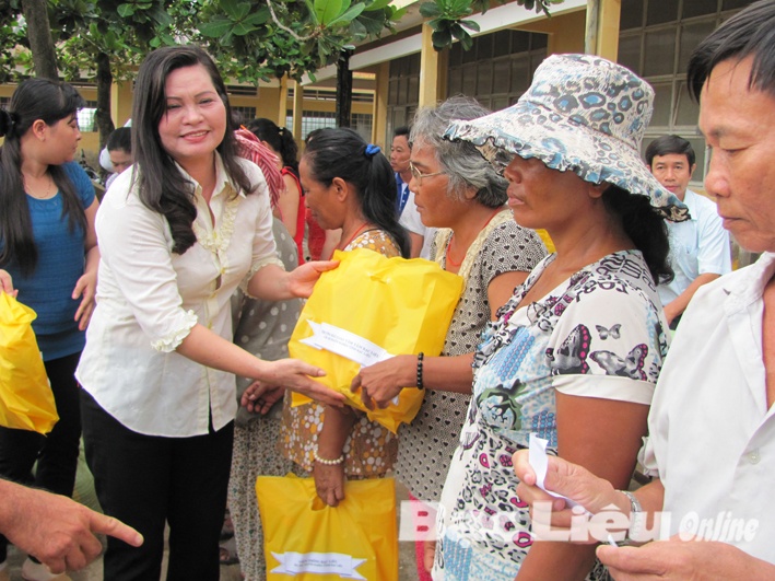 400 người dân tộc Khmer nghèo được tặng quà, khám bệnh, cấp thuốc miễn phí