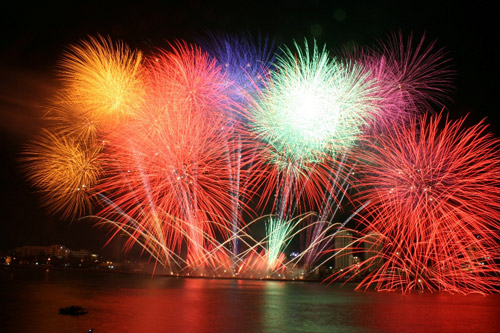 Four international fireworks teams to compete in Da Nang