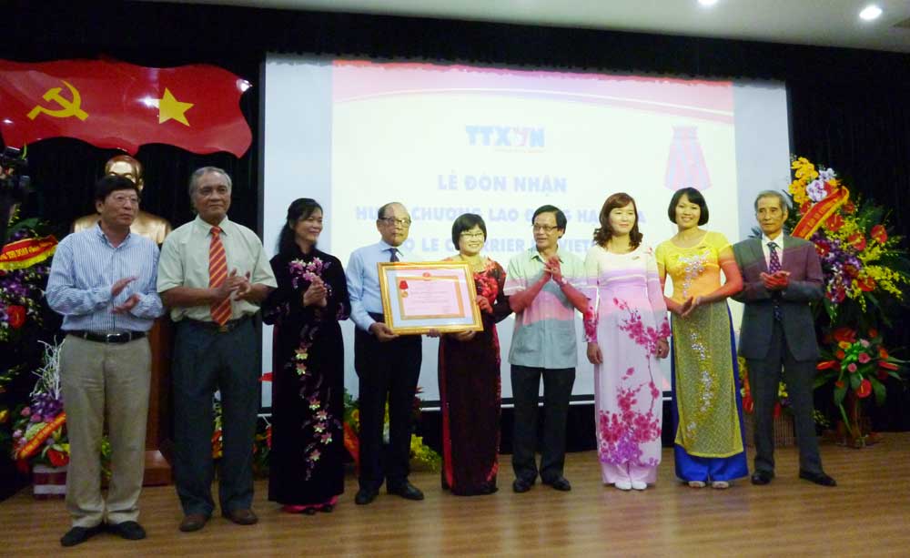 Le Courrier du Vietnam souffle ses 21 bougies en recevant l’Ordre du Travail de 3e classe
