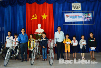 Chi đoàn Báo Bạc Liêu tặng quà cho học sinh nghèo nhân năm học mới