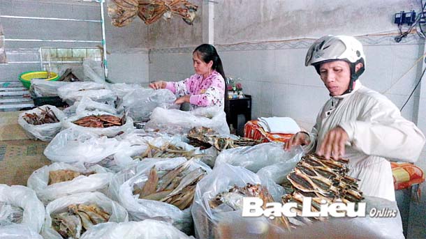 Thủy sản khô hút hàng, giá tăng
