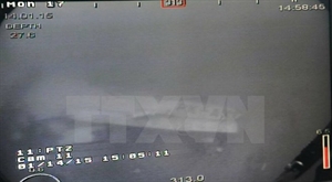 Divers hunt for victims in crashed AirAsia jet s main body
