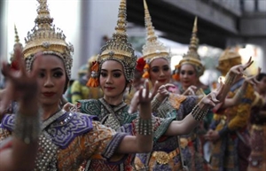 Thailand targets 27 8 million tourists in 2015