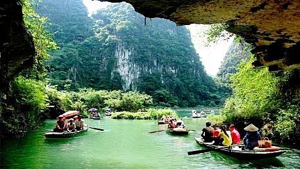 Ninh Binh  présentation de livres, de journaux, d’objets antiques sur le patrimoine de Trang An