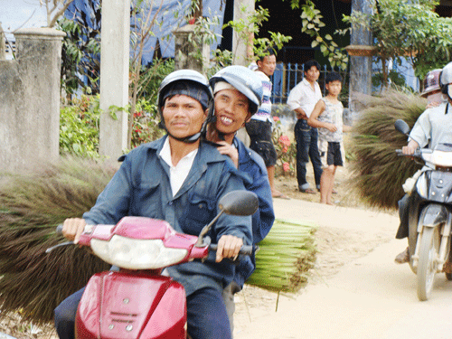 Làng nghề chổi đót ở Xuân Thiều Đà Nẵng vào chính vụ