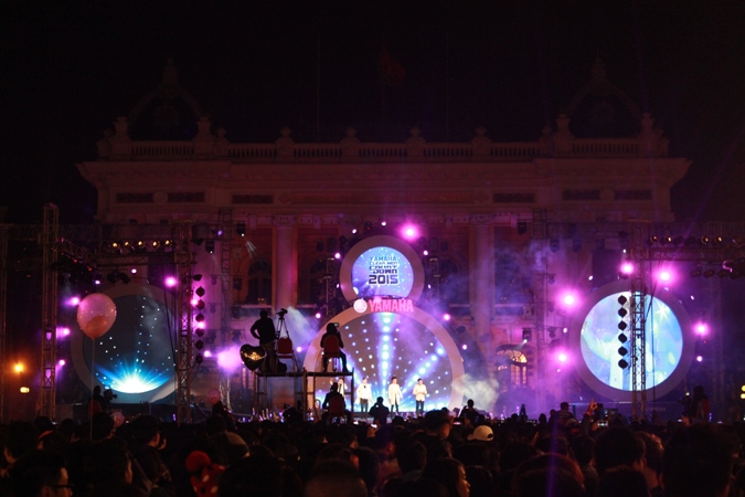 Thủ đô Hà Nội rực rỡ chào đón Năm mới 2015