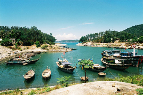 Bringing national grid to Cham islands by submerged cable