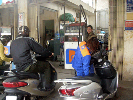 Petrol prices cut by VND1,900 per litre