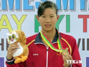 Female swimmer wins best athlete title for second year