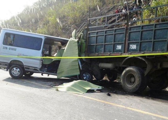 Xe du lịch tông thẳng xe tải, ít nhất 8 người chết