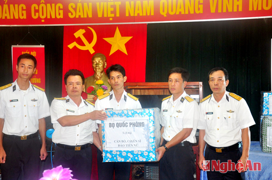 Cadeaux du Têt pour le district insulaire de Truong Sa