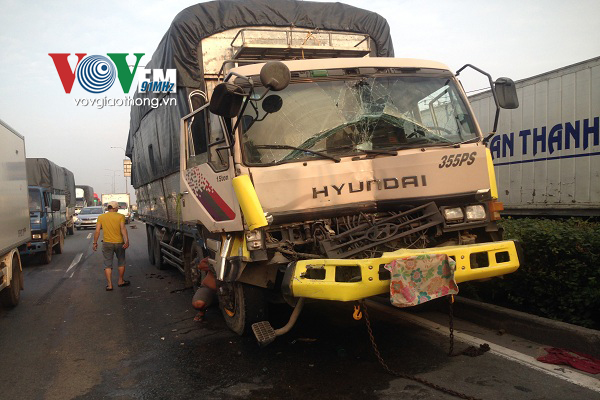 Xe tải gặp nạn tại giao lộ “tử thần”