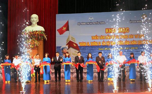 - Hoa Binh  Exposition de documents sur les archipels de Hoang Sa et Truong Sa