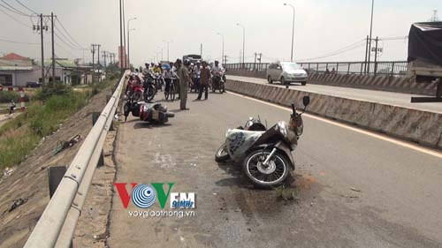 Chạy xe máy ngược chiều gây tai nạn rồi bỏ trốn