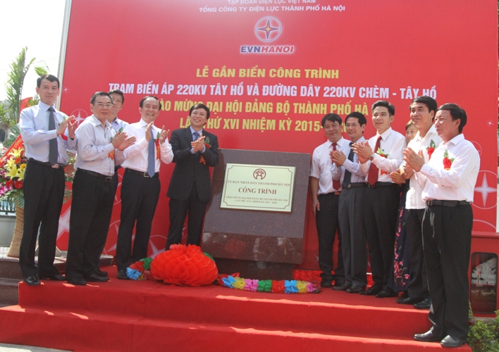 Gắn biển công trình chào mừng Đại hội Đảng “Trạm biến áp 220kV Tây Hồ và đường dây 220 kv Chèm - Tây Hồ”