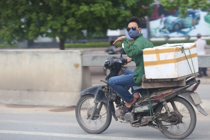 Bỏ qua biển báo, người dân vô tư đi vào đường cấm