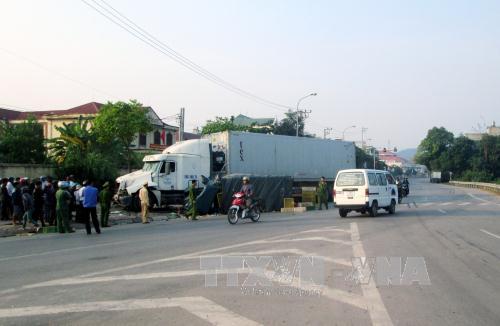 Quảng Ninh Xe tải đấu đầu xe container, 2 người thương vong