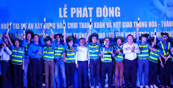 Thanh niên tham gia đảm bảo trật tự an toàn giao thông tại hầm chui Thanh Xuân