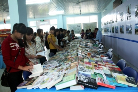- Quang Ngai Exposition de livres et documents sur la mer et les îles du Vietnam