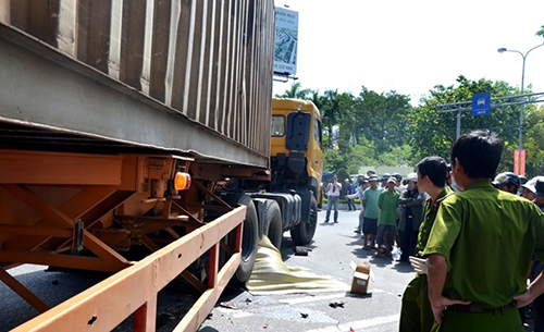 Hai phụ nữ bị cuốn vào gầm xe container