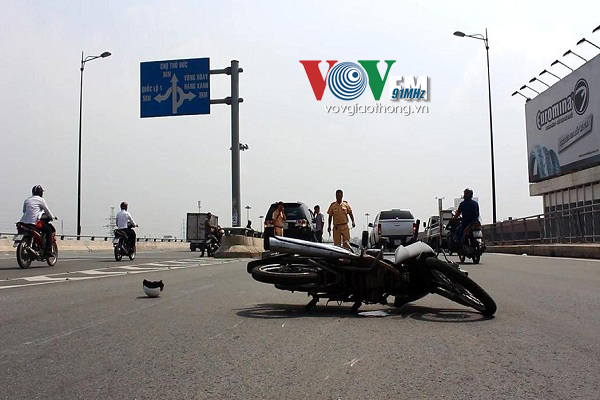 Va chạm với “xế hộp”, hai cô gái nhập viện