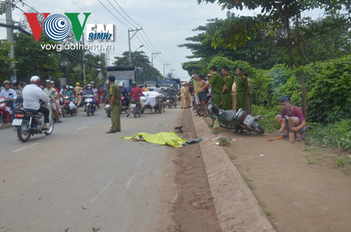 Tp HCM Ô tô cán hai mẹ con rồi chạy khỏi hiện trường