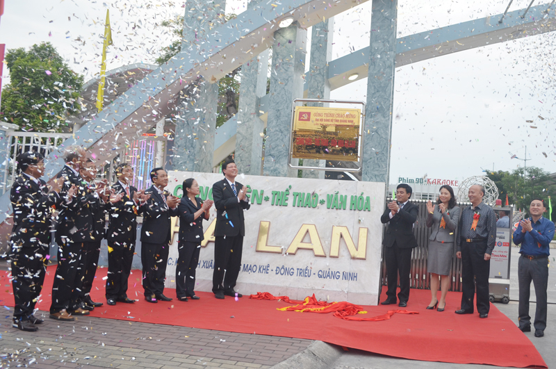 Gắn biển Chào mừng Đại hội Đảng bộ tỉnh Quảng Ninh cho công trình Khu công viên thể thao – văn hóa Hà Lan