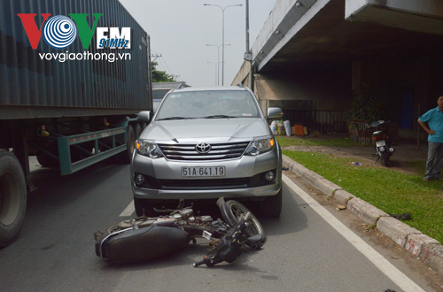 Băng qua đường người đàn ông bị ô tô đâm gãy chân