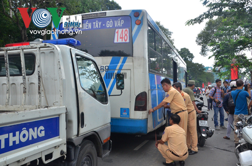 Phố ùn xe vì tai nạn giao thông nghiêm trọng