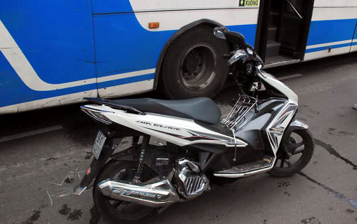 Không kịp xử lý tình huống, xe buýt cán chết người