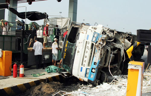 Ôtô húc văng 2 cabin trạm thu phí cao tốc Trung Lương