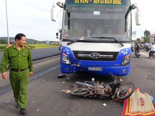 Nghệ An Va chạm giữa xe khách và xe máy làm 2 người tử vong