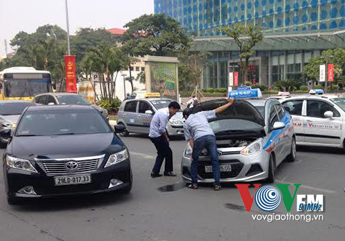 Hà Nội Xe taxi đụng xe 7 chỗ, giao thông ùn tắc