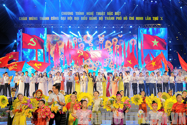 Art program in celebration HCM city Party Congress’ success
