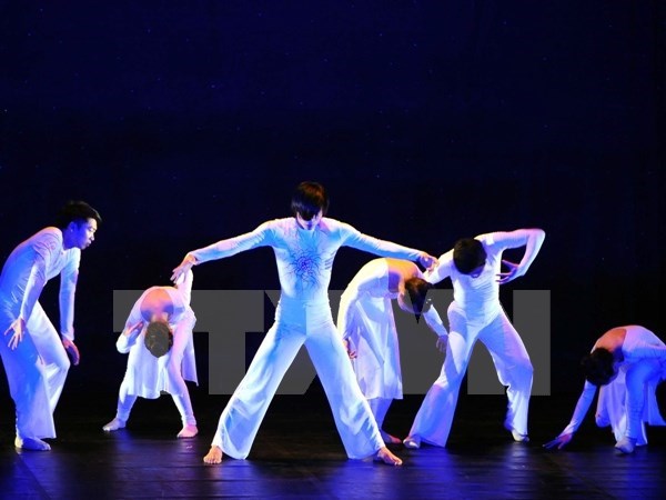 Battery Dance Company artists teach dance for Hue students